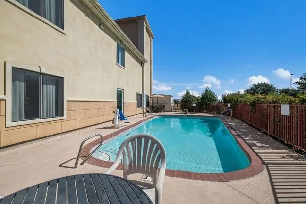 Quality Inn & Suites Terrell - Havuz