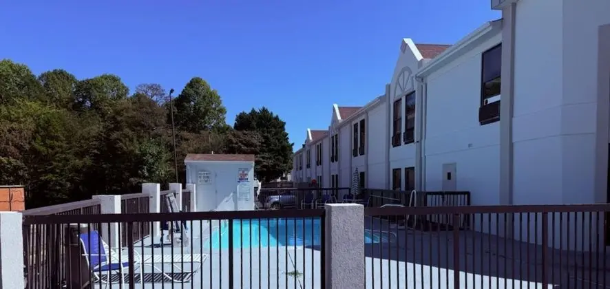 Quality Inn & Suites - Havuz