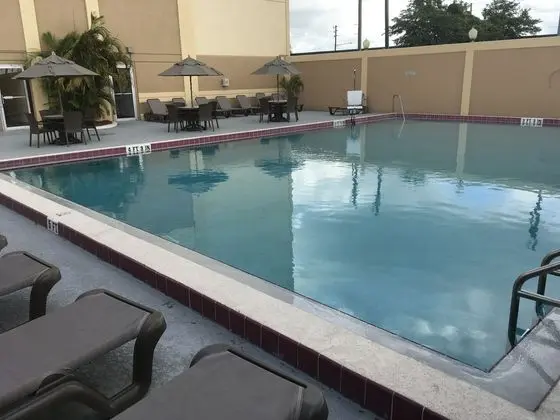 Quality Inn & Suites Winter Park Village Area - Havuz