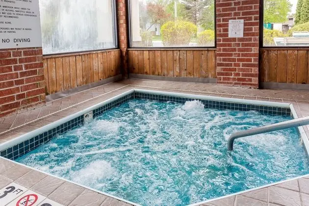 Quality Inn Sycamore - DeKalb - Havuz