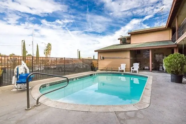 Quality Inn Victorville I-15 - Havuz