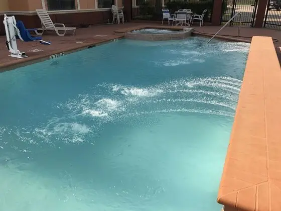 Quality Suites Cy - Fair at Jones Road - Havuz