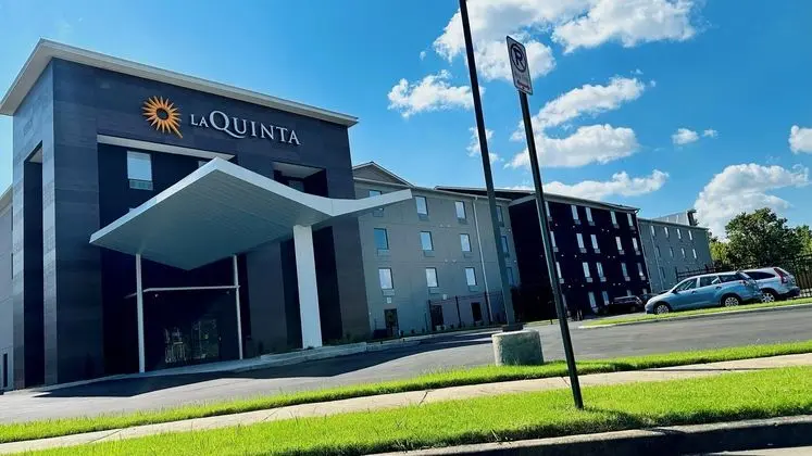 Quality Suites I-240 East-Airport - Dış Mekan