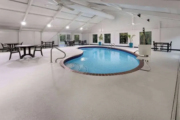 Quality Suites I-240 East-Airport - Havuz