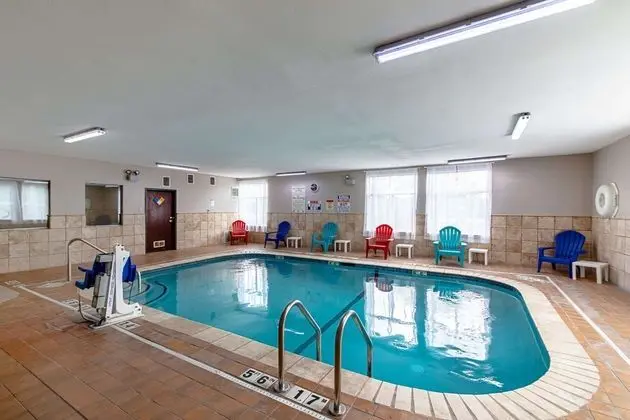 Quality Suites South - Havuz