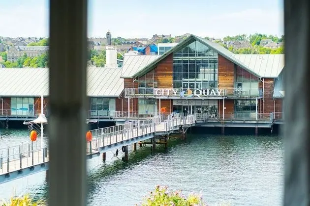 Quayside Apartment With a Unicorn View