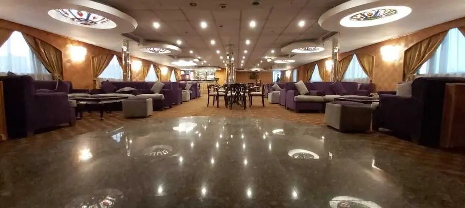 Queen isis floating hotel in minya - Lobi