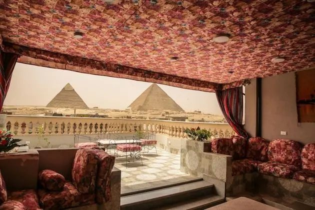 Queen Pyramids View Inn