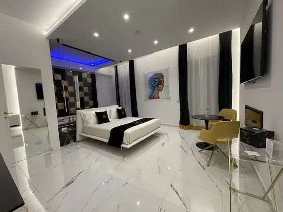 Queen Suite With Whirlpool tub - BB Kreart Suite Rooms