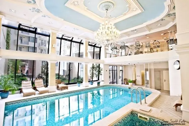 Queen's Court Hotel & Residence