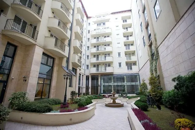 Queen's Court Hotel & Residence