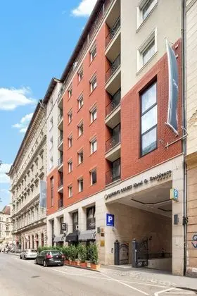 Queen's Court Hotel & Residence - Dış Mekan