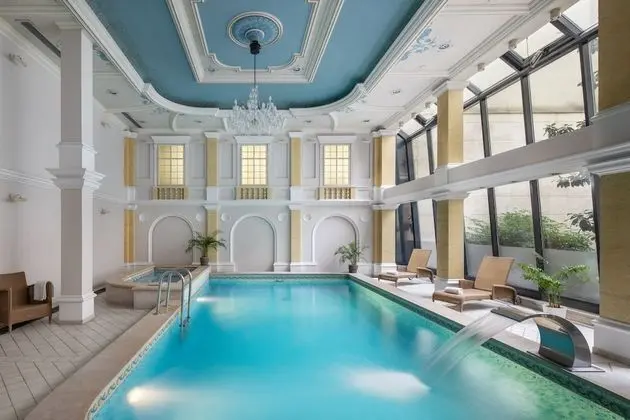 Queen's Court Hotel & Residence - Havuz
