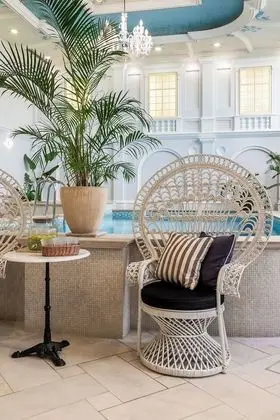 Queen's Court Hotel & Residence - Havuz