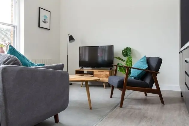 Queens Park by Flying Butler Apartments