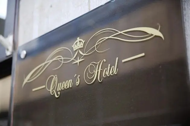 Queen's Hotel - 1