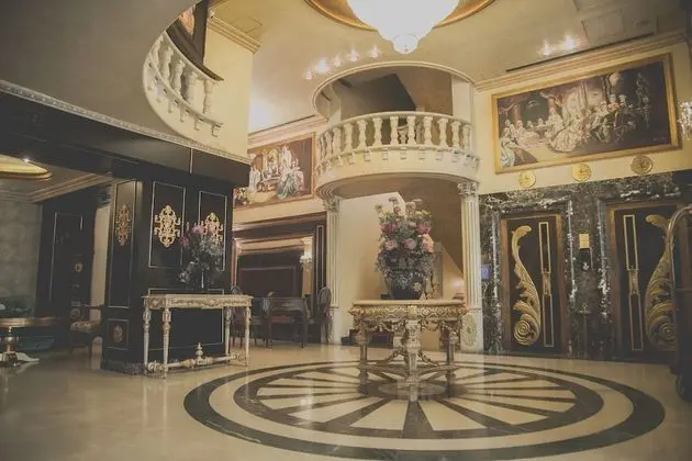 Queen's Suite Hotel