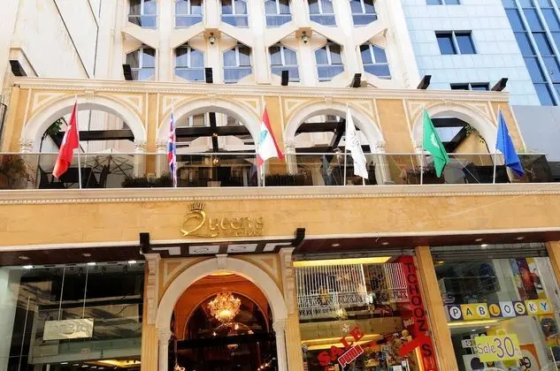 Queen's Suite Hotel