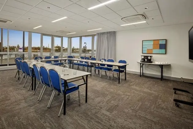 Quest Port Adelaide - İş / Konferans