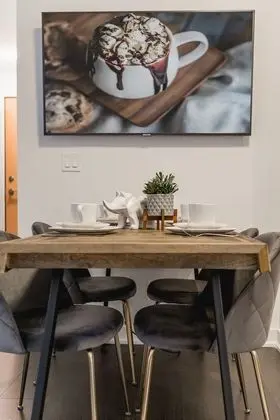 QuickStay - Classy & Rustic Downtown Condo - Yerinde Yemek
