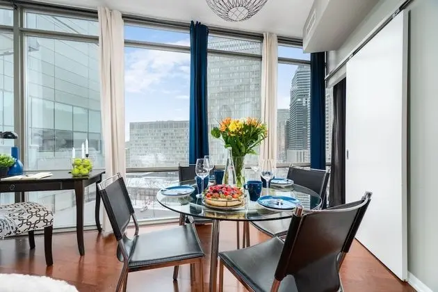 QuickStay - Luxurious 2-Bedroom Condo, Downtown Core - Yerinde Yemek