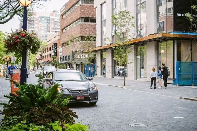 QuickStay Yorkville Condo - Yonge & Bloor - Dış Mekan