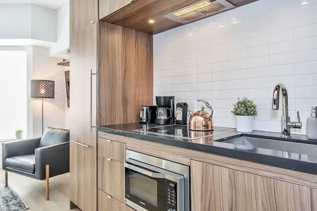 QuickStay Yorkville Condo - Yonge & Bloor - Mutfak
