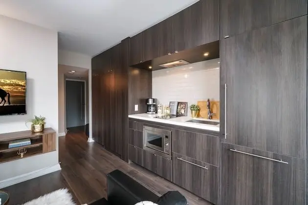 QuickStay Yorkville Condo - Yonge & Bloor - Mutfak