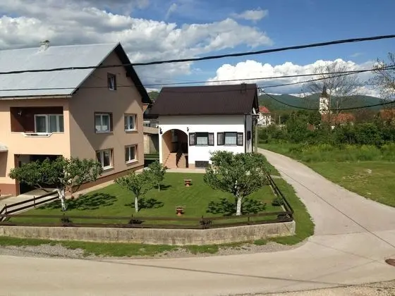 Quiet Country Side Cottage with Private Garden & WiFi near Nature Park Velebit
