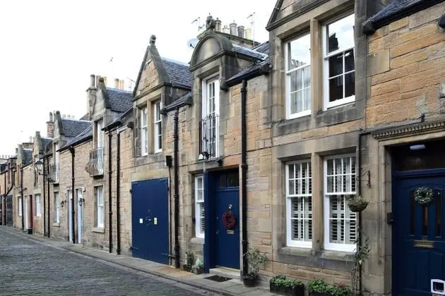 Quiet Ground Floor Mews Flat and Parking