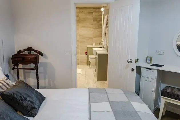 Quiet Ground Floor Mews Flat and Parking - Oda