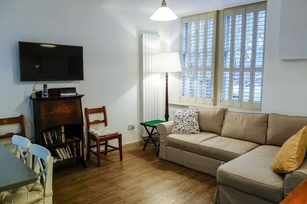 Quiet Ground Floor Mews Flat and Parking - Oda Düzeni