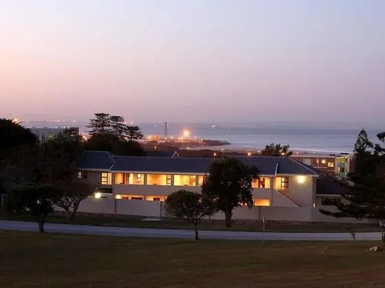 Quiet Guest Room With Double bed and Kitchen, Near Port Elizabeth