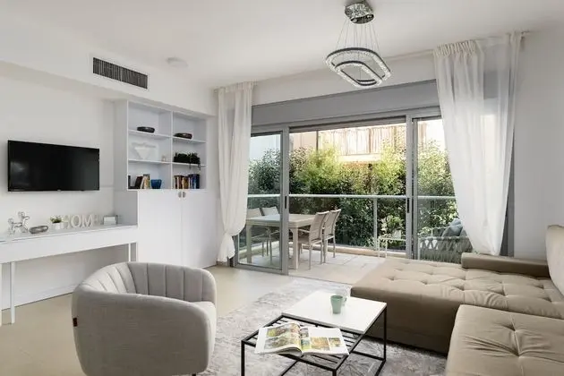 Quiet Hideaway & Terrace near Beach by FeelHome - İç Mekan