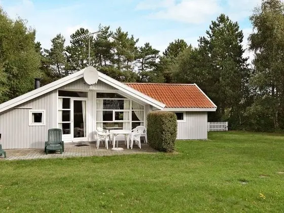 Quiet Holiday Home in Rodby near Sea