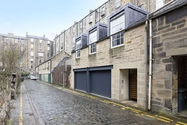 Quiet Mews Apartment in New Town