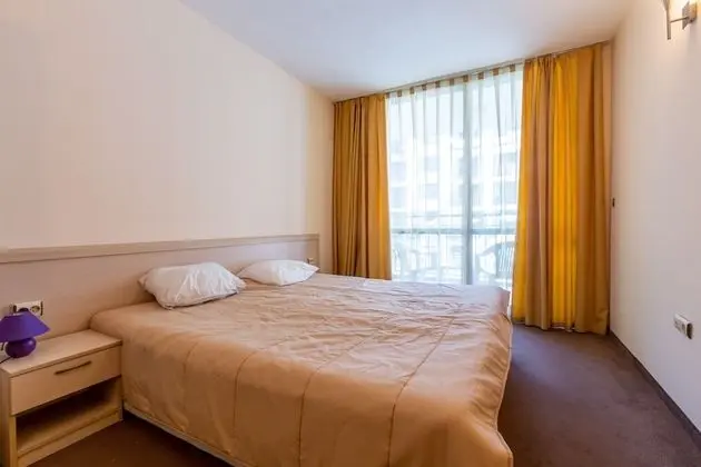 Quiet One Bedroom Apartment with Kitchenette in Avalon Complex