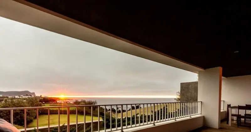 Quinta do Mar - Watch The Sun Rise Over The Ocean From Your Bed