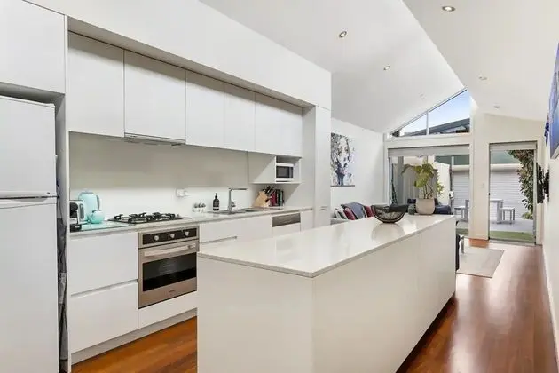 Quintessential 2 Bedroom Terrace House - Mutfak