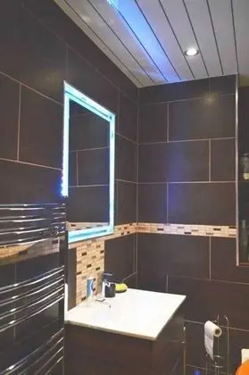 Quirky and Modern Apartment Near the Shore - Banyo Tipleri