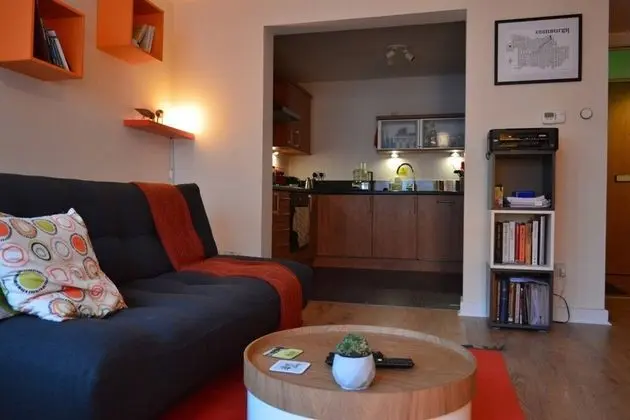 Quirky and Modern Apartment Near the Shore - Oda Düzeni