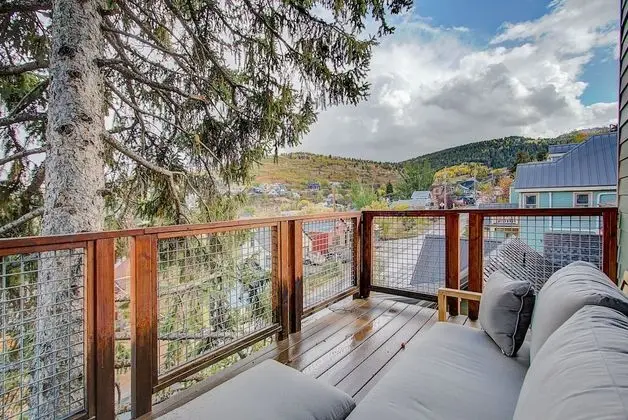 Quittin Time Townhouse Peaceful Mountain Ski-in-ski-out Retreat! Close to Town