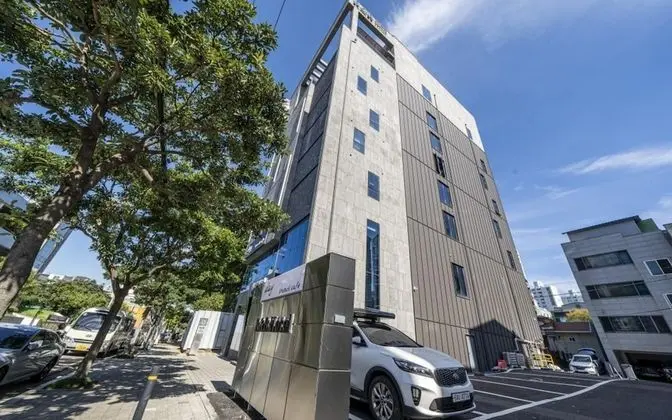 R&B Business Hotel