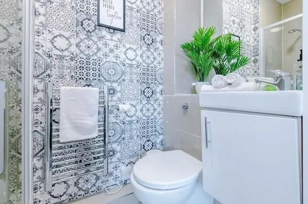 R&R Character Victorian 4-Bedroom Home - Banyo Tipleri