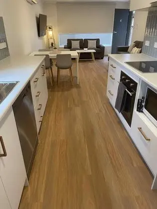 Racecourse Apartments - Mutfak