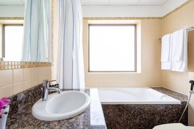 Radiant & Alluring 1BR Apartment W/ Marina Views - İç Mekan