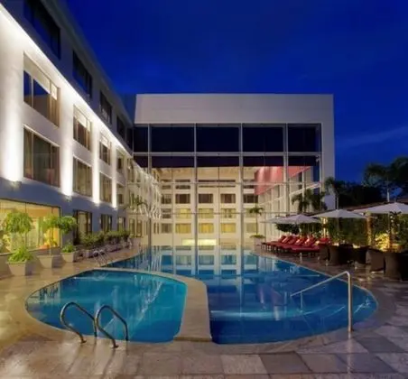 Radisson Blu Plaza Hotel Hyderabad Banjara Hills - Havuz