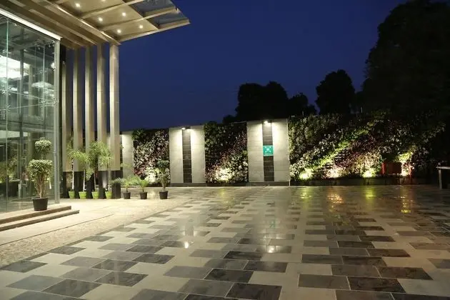 Radisson Lucknow City Center - Dış Mekan