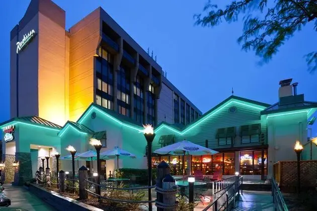 RADISSON HOTEL MILWAUKEE WEST