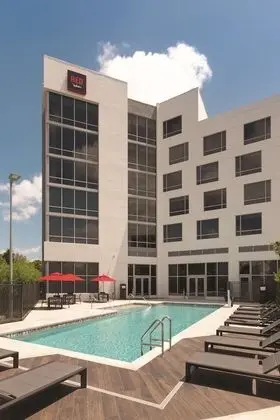 Radisson RED Miami Airport - Havuz